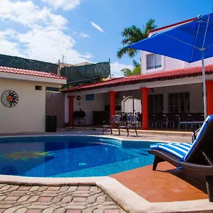 Hermosa Casa, En Renta Vacacional Con Piscina, A Tan Solo10 Minutos De La Playa, Cerca De Centros Comerciales, Restaurantes, Bares Y Supermercados Cancún